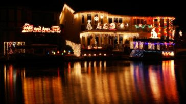 Outdoor Christmas Decoration Idea For Lakeside Home